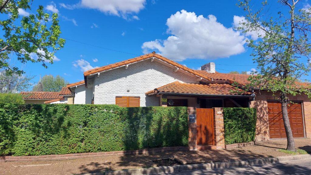 Impecable casa 3 ambientes sobre la calle Coli